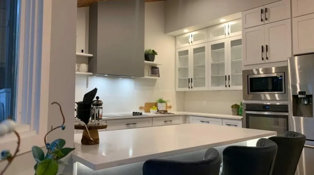 Frosty Carrina Caesarstone quartz with hardware