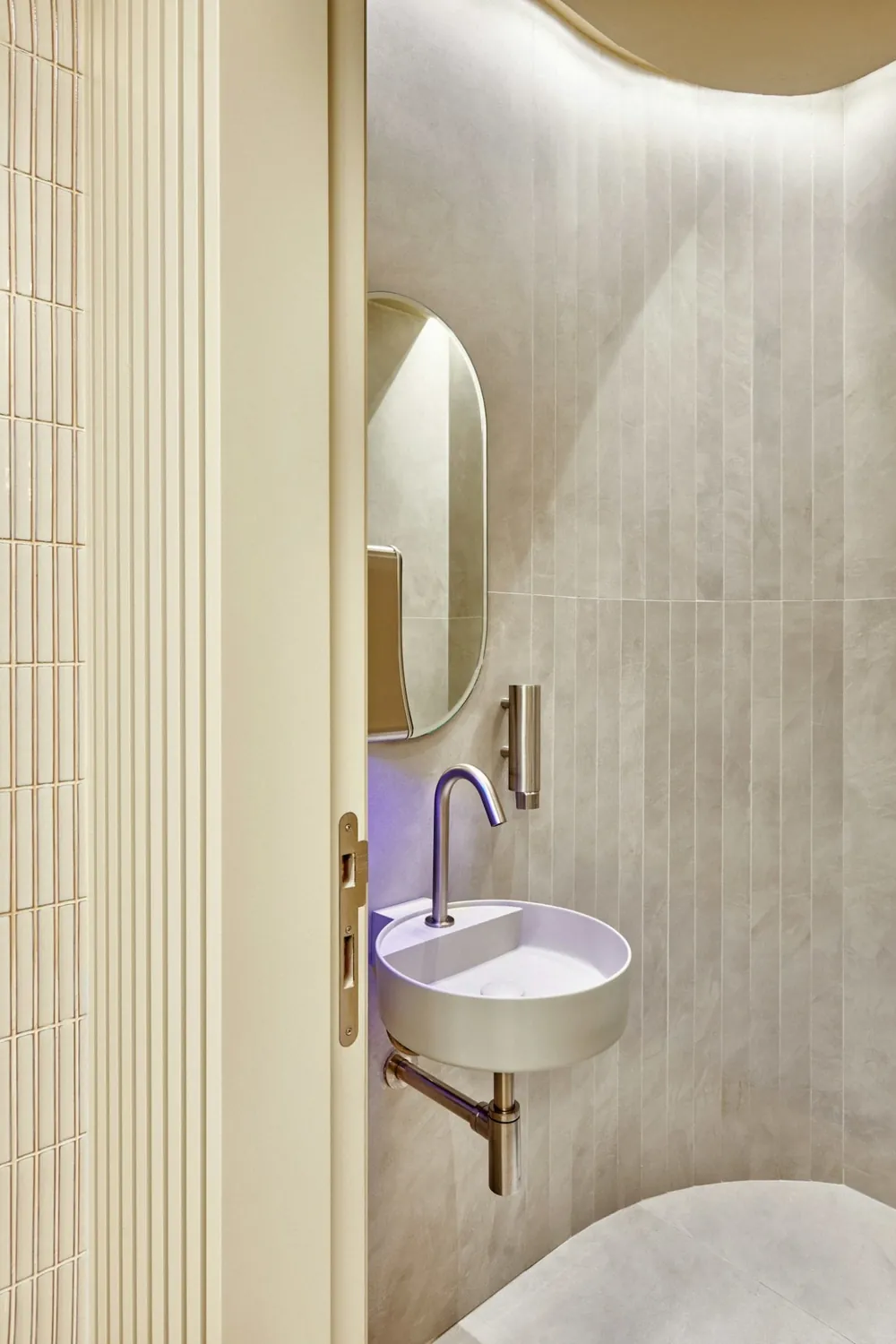 Argentium Dekton sintered surface with hardware