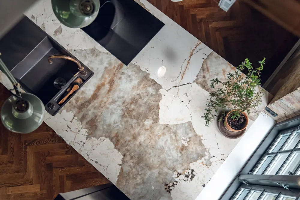 Neural Dekton sintered surface with hardware