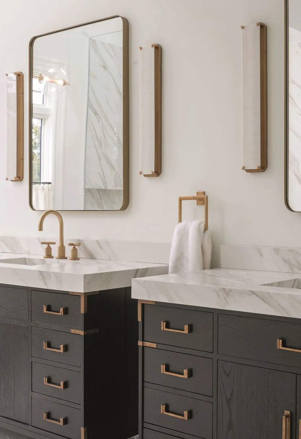 Calacatta Royale Neolith sintered stone waterfall edge