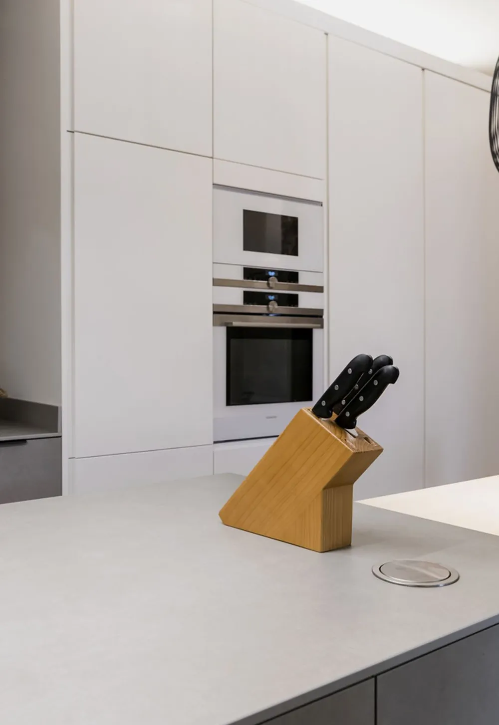 Perla Neolith sintered stone waterfall edge