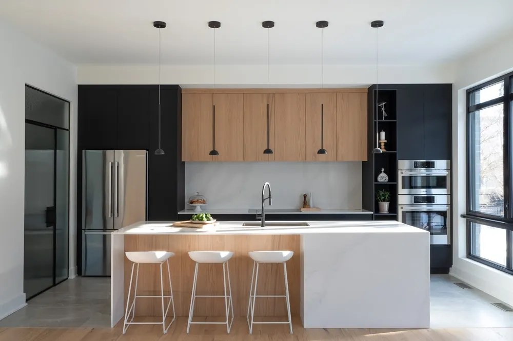 Et Calacatta Gold Silestone quartz with hardware