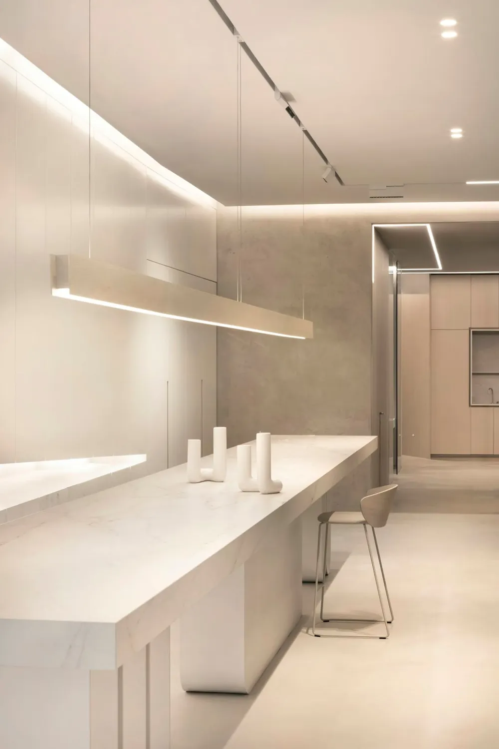 Et Marfil Silestone quartz with hardware