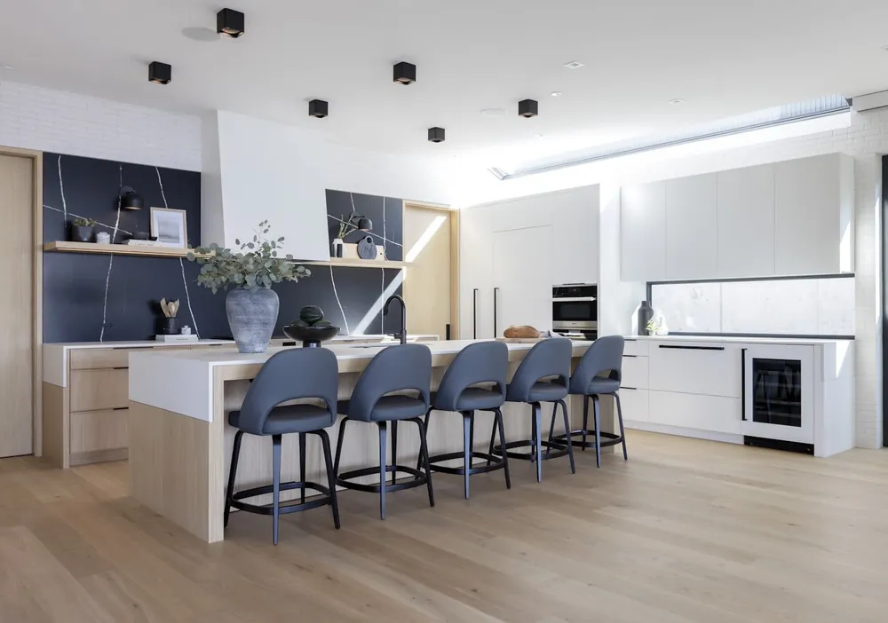 Et Noir Silestone quartz with hardware